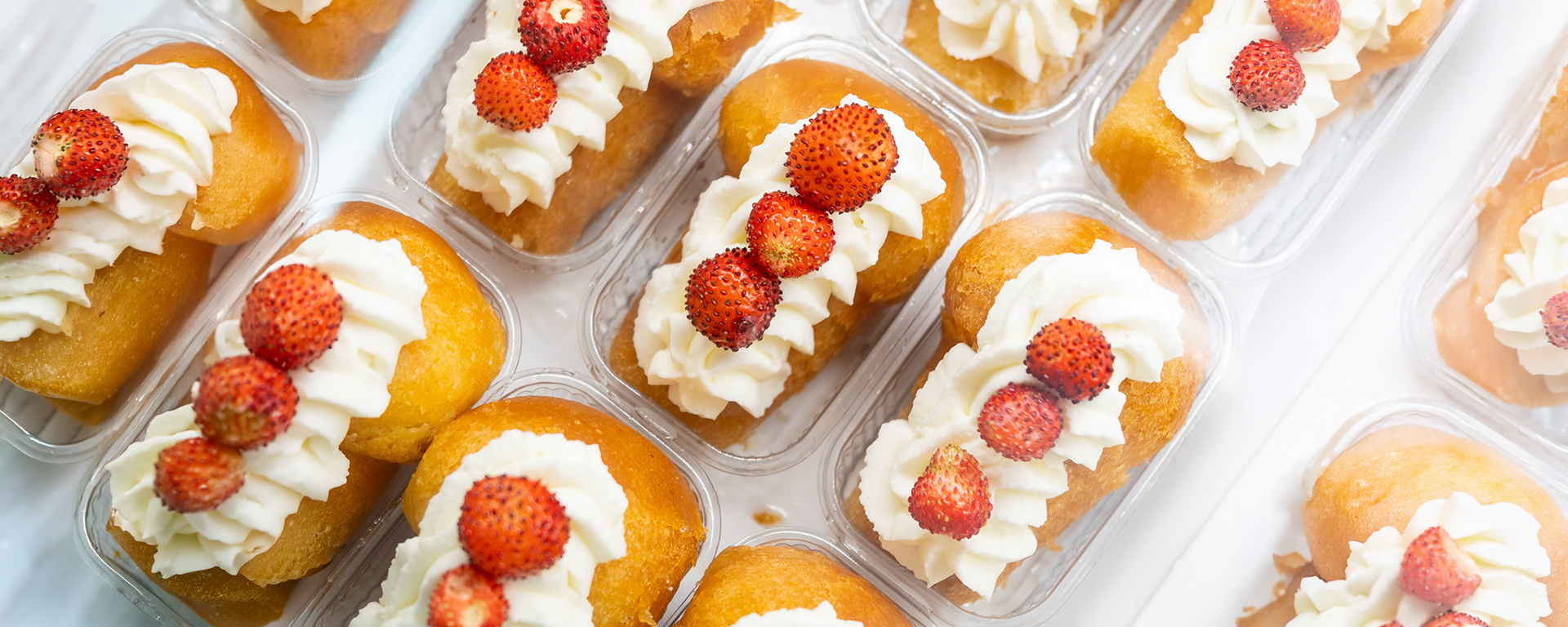Babà con panna montata e fragoline di bosco in vaschette, pasticceria Bar San Francesco a Palermo